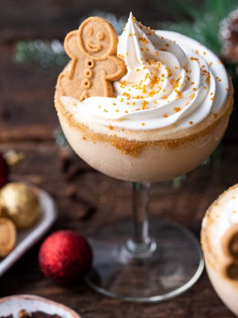 Essen, Natal, Christmas Cocktails Gingerbread, Cute Holiday Cocktails, Gingerbread Shots Recipe, Ginger Bread Martini Cocktail Recipes, Gingerbread Liquor Recipes, Holiday Drink Garnish, Gingerbread Bourbon Cocktail