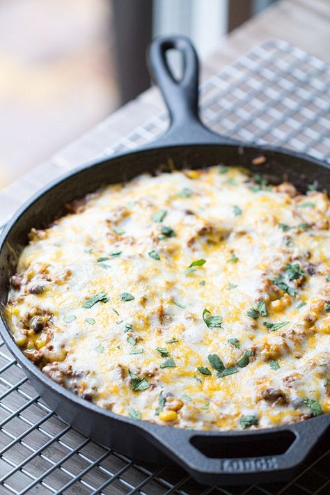 Easy Skillet Beef Tex Mex Casserole Cast Iron Skillet Hamburger Recipes, Cast Iron Ground Beef Recipes, Tex Mex Skillet, Skillet Suppers, Skillet Food, Mexican Lunch, Tex Mex Casserole, Skillet Casserole, Man Recipes