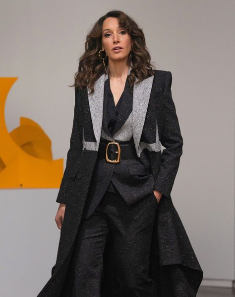 Publicity photo for Season 2 of GenQ. #TheLWordGenQ #JenniferBeals The Jacket… “Bette Porter (played by Jennifer Beals) on The L Word Generation Q on Showtime was spotted wearing this long gray coat on The L Word Generation Q on episode 'Late to the Party' (2x01) in Aug 2021. Bette's Coat is the Double Breasted Donegal Coat by Alexander McQueen.” Price tag at the time…drum roll… Choked a bit…$3200. 🫣 https://wornontv.net/240065/ The L Word Generation Q, L Word Generation Q, Bette Porter, Advocate For Yourself, L Word, Venus Fashion, Jennifer Beals, Vanessa Williams, The L Word