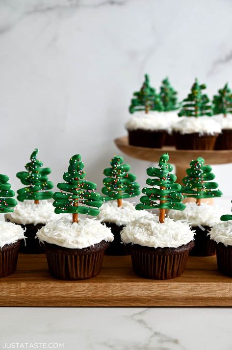 Kid Christmas Party Food, Chocolate Christmas Tree, Tree Cupcakes, Creative Treats, Christmas Cupcakes Recipes, Cupcake Cream, Christmas Tree Cupcakes, Fruit Trays, Chocolate Cupcakes Moist