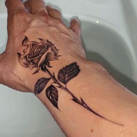 Brennende Rose Back Of Hand Tattoos, Cool Simple Tattoos, Rose Vine Tattoos, Herren Hand Tattoos, Around Arm Tattoo, Rose Hand Tattoo, Simple Tattoos For Guys, Roman Numeral Tattoos, Rose Tattoos For Men