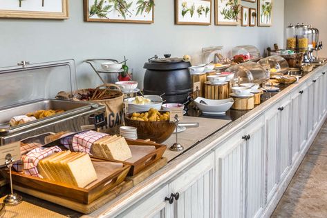 The free breakfast buffet is one of the purest pleasures of the hotel experience. Here's how you can make it all even better. Breakfast Buffet Table, Hotel Breakfast Buffet, Boutique Patisserie, Breakfast Station, Decoration Buffet, Hotel Buffet, Diy Breakfast, Hotel Breakfast, Buffet Restaurant