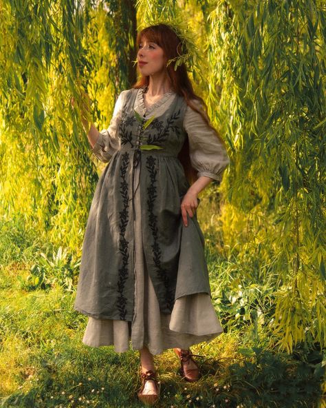 ‘ You are the green wonder of June ‘ 🌱🌾🌿💚🍃 Dressing up as a Middle Earth or quest character will be my summer’s plan! Any volunteers for join me to this adventure? — Over dress : from @voriagh — Dress : from @sondeflor use ‘REIVAILLESDF’ for a discount at the checkout (link in the bio) 🤍 — Shoes : from @caboclo_brasil you can use ‘REIVAILLE5’ for an additional discount! 👞 . . 🏷️ #fairytalephotography #gardenfairy #enchantedliving #poetryofsimplethings #summerdress #seasonaltales #aest... Hobbit Oc Female, Hobbitcore Outfits, Hobbit Dress, Hobbit Core, Romantic Coquette, Fairytale Photography, Over Dress, Cottagecore Fashion, Dark Cottagecore