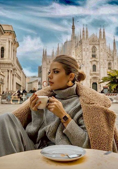 Milan Instagram, Milan Outfits, Italy Winter, Milan Travel, Rome Photo, Travel Pose, Italy Pictures, Shotting Photo, Europe Outfits