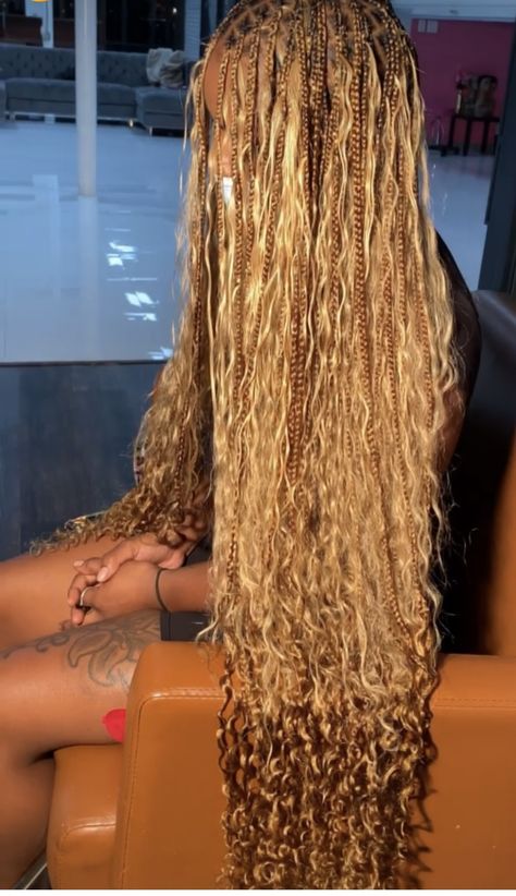 Honey Brown And Blonde Braids, Honey Blonde Protective Styles, Blonde Braids Goddess, Gold Goddess Braids, Honey Blonde Goddess Knotless Braids, Bohemian Braids Honey Blonde, Brown Blonde Goddess Braids, Honey Blond Braid Hairstyles, Honey Box Braids