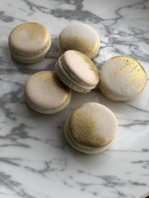 Simple yet Elegant Macarons Graduation Macarons, Elegant Macarons, Wedding Macarons, Hanging Wedding Decorations, Grad Party Decorations, Luster Dust, Gold Flakes, Grad Party, Desert Recipes