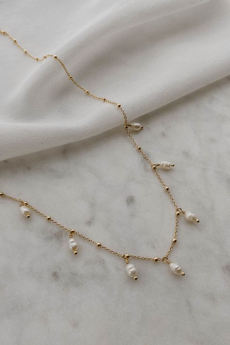 - Necklace with balls and freshwater pearls - Gold - 925 silver gold plated, Silver - 925 silver, Rose gold - 925 silver rose gold plated - Freshwater pearls 3 x 4 mm - Chain length 45 cm/50 cm - Water resistant, no discoloration, sustainable Kaya with freshwater pearls is an absolute eye-catcher and brings a "good vibes" feeling. Worth knowing: Freshwater pearls are a natural product and can vary slightly in color and shape. Good to know: Each piece of jewelry is made with love in our in-house studio, making each piece unique. We only use fair, hand-picked and high-quality materials. From the idea to completion, everything is created in the hands of Sarah and her pearl friends in Bad Vilbel, Germany. If you have a special request, please contact us! So let's become friends and we promise Pearl With Gold Chain, Refined Pearl Necklace With Pearl Chain, Elegant Gold-plated Pearl Necklace With Beaded Chain, Refined Pearl Chain Necklace, Chic Gold-plated Pearl Chain Necklace, Chic Gold-tone Necklace With Pearl Chain, Chain With Pearls, Unique Pearl Jewelry, Modern Pearl Jewelry