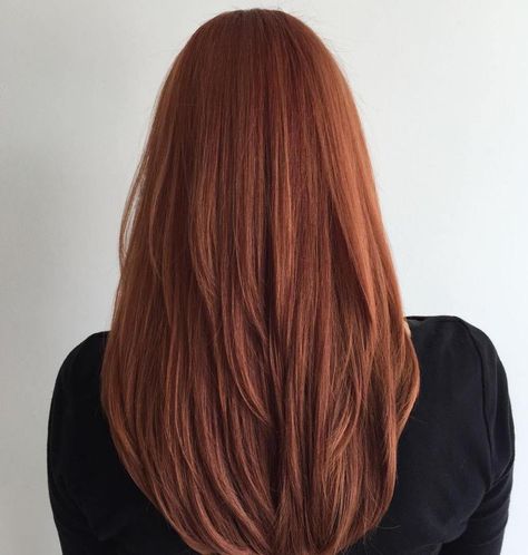 Red V-Cut Hairstyle for Long Straight Hair Long Layered Hair, New Long Hairstyles, Redhead Hairstyles, Haircuts For Long Hair With Layers, Kadeřnické Trendy, Cut Hairstyles, Ginger Hair Color, Straight Bangs, Long Layered Haircuts