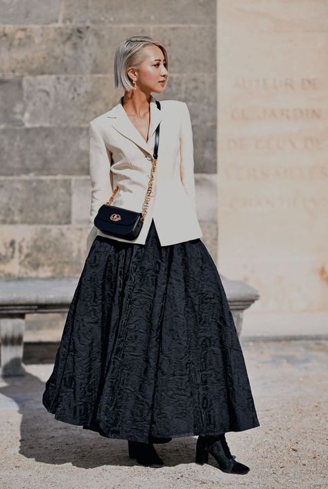 Skirt Suit Street Style, Dior Outfits Women, Dior Fashion Week, Dior Street Style, Dior 2024, Layered Outfits, Dior Skirt, Dior Style, Milan Fashion Week Street Style