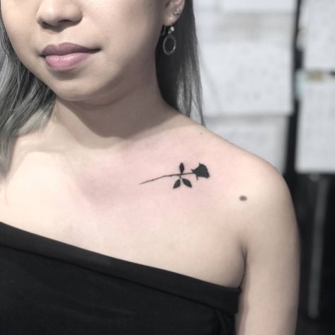 Tattoo Collarbone, Black Rose Tattoo, Realistic Rose Tattoo, Small Tattoo Placement, Sunflower Tattoo Shoulder, Black Rose Tattoos, Small Tattoos With Meaning, 4 Tattoo, Skeleton Hand Tattoo