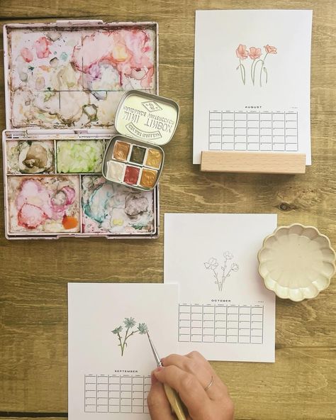 DIY Watercolor Birth Flower Calendar coming to the August markets! (And online shortly - website is currently under construction) Check the the last slide and find your birth flower 🫶 Small 5x7 desk calendar printed on thick watercolor paper, ready to paint! Dates August 2024 - July 2025. Each month displays its matching birth flower & comes with a cute little wooden display stand too! Diy Calendar Ideas Creative, Watercolor Calendar Ideas, Paint Dates, Homemade Calendar, Diy Desk Calendar, Flower Calendar, Watercolor Calendar, Wooden Display Stand, Diy Calendar