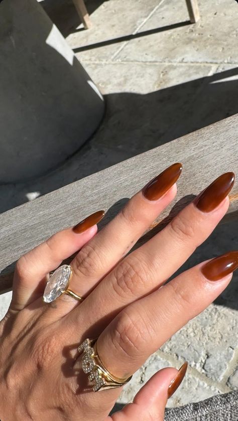 Hailey Bieber Has Signalled The Start Of Autumn With Her Latest Manicure — See Photos | Glamour UK Nail Swag, Mom Ring, Brown Fall, Nail Ring, Model Inspo, Brown Nails, Autumn Nails, Celebrity Beauty, Trendy Fall