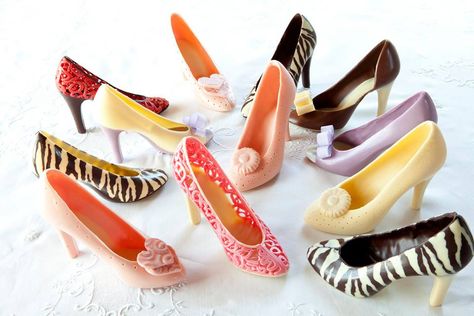 colección de zapatos de chocolate - día de la madre - - chocolate shoe colection - mother's day - Mom Cookies, Chocolate Shoes, African Crafts, Candies Shoes, Chocolate Art, Purple Party, Artisan Chocolate, Shower Food, Platform High Heel Shoes