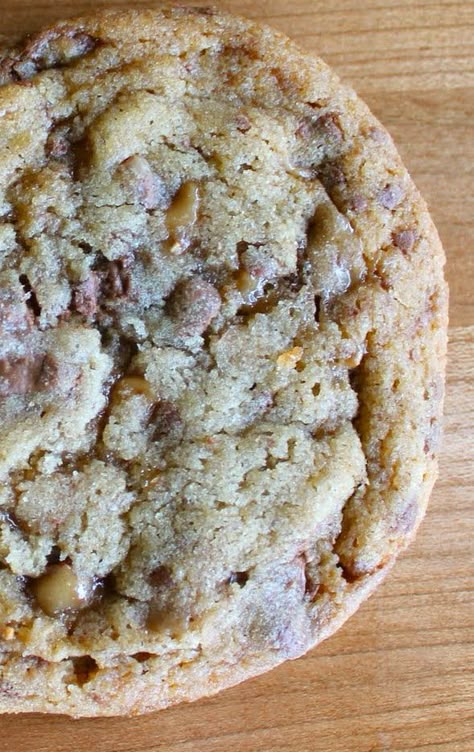 Yammie's Noshery: Chewy Toffee Cookies Mrs Fields Toffee Cookies, Heath Cookies, Caramel Pretzel Cookies, Toffee Cookie Recipe, Chewy Toffee, Toffee Cookies, Butter Toffee, Cookies And Candy, Caramel Cookies