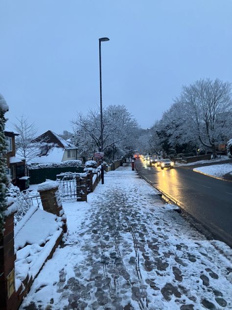 snow in london! Snow London Aesthetic, Snow In Ireland, Snow In England, London Snow Aesthetic, Ireland Winter Aesthetic, Uk In Winter, Snow In Uk, Snow In London, Snowy London