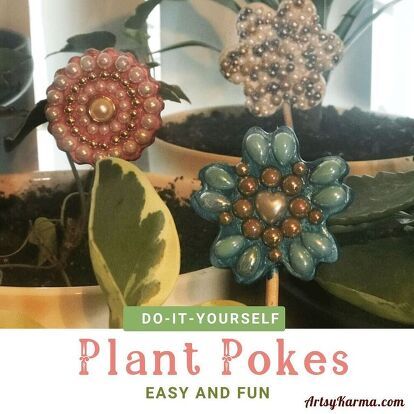 Discover how to bring some color to your green houseplants. This tutorial teaches you how to make plant pokes made of polymer clay and flat back pearls. And if flat back pearls aren’t in your craft supply arsenal, you can replace them with any other flat back embellishment you have.This is an easy craft to do that doesn’t take a lot of time.If you don’t have a green thumb, these would make a wonderful gift for any plant lover you know. Step 1:Roll out the air dray clay to aro… Plant Pokes, Green Houseplants, Faux Fireplace Diy, Painted Glass Vases, Pearl Paint, Garden Wedding Decorations, Club Ideas, Peel And Stick Vinyl, Garden Club