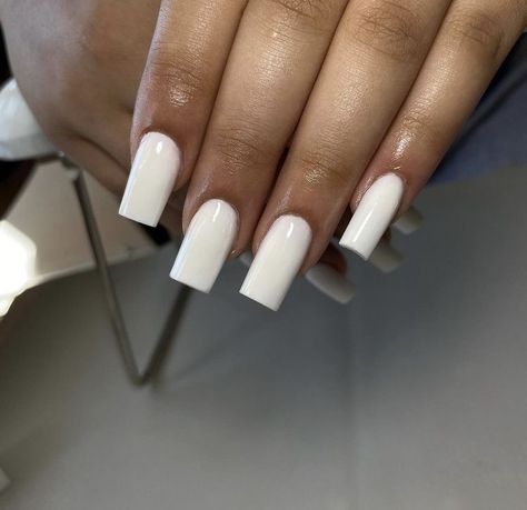 White Basic Nails Acrylic, Basic White Acrylic Nails Square, White Acrylic Nails Plain, Cute Basic Nail Sets, Plain Set Acrylic Nails, Trendy Nails Square Medium, Plain White Square Nails, Plain Medium Acrylic Nails, Tapered Square White Nails