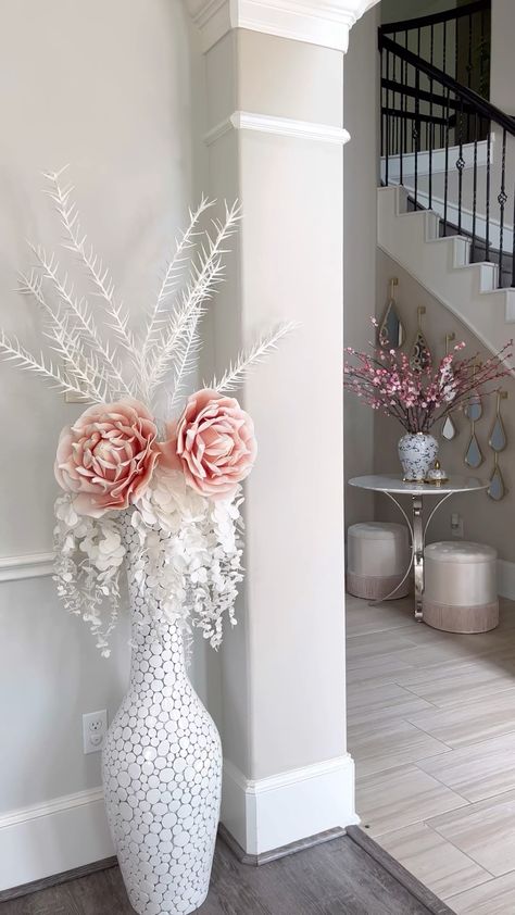 Floor Vase Decorating Ideas Living Room, Floor Vase Flower Arrangements, Large Floor Vases Decor Ideas, Vase Decorating Ideas Living Room, Large Floor Vase Decor, Floor Vase Decorating Ideas, Floor Vases Decor, Vase Decorating Ideas, Floor Vase Decor