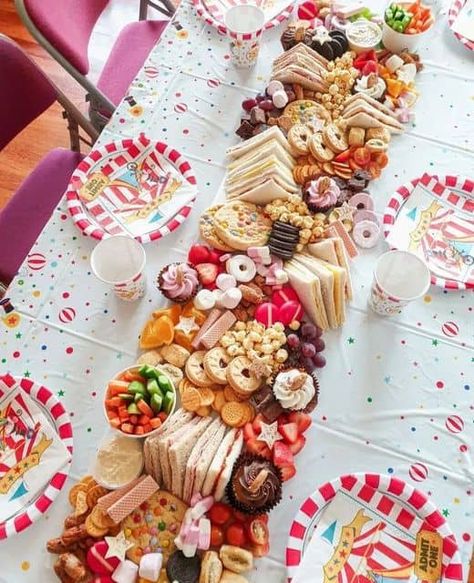 2 Year Birthday Party Food, 3rd Birthday Food, 3 Year Birthday Party Food, 5 Year Birthday Party Food, Kids Party Platters Ideas, Food Ideas For 2nd Birthday Party, First Birthday Platter, Lots Of Food On Table, Party Lunch Boxes Birthday