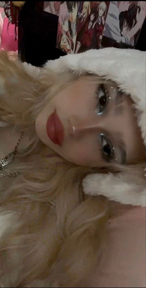 winter makeup cute sanrio photo inspo blonde glitter y2k White Makeup Aesthetic Glitter, Snowbunny Makeup, Snowball Makeup Ideas, Y2k Winter Makeup, Cutesy Makeup Aesthetic, Cute White Makeup Looks, Snow Bunny Makeup Look, Natural Christmas Makeup Looks, Makeup Ideas With Pearls