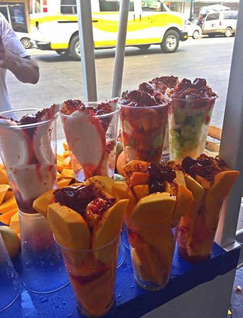 Mexican Street Food Vendor, Market Trailer, Fruit Cart, Fruit Vendor, Fruit Buffet, Food Vendor, Fruit Platter Designs, Mexican Snacks, Street Food Market