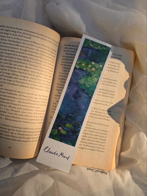 Monet water lilies, bookmark painting handmade DIY bookmark acrylic painting aesthetically pleasing Book Painting Aesthetic, Bookmark Inspo Aesthetic, Monet Bookmark, Creative Bookmarks Art, Aesthetic Bookmarks Diy, Book Mark Aesthetic, Claude Monet Aesthetic, Paint Bookmarks, Diy Bookmarks Aesthetic