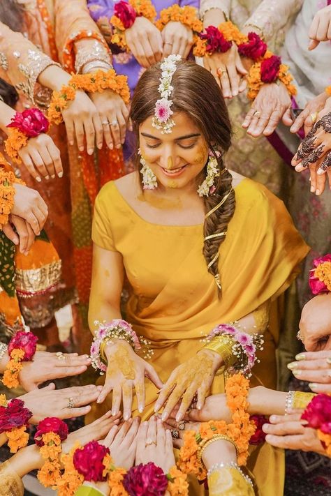 Mehendi Function Photography, South Indian Mehendi Outfits, Haldi Stills For Women, Haldi Ceremony Pictures, Haldi Ceremony Photoshoot Ideas, Haldi Inspo Outfit, Telugu Haldi Ceremony, Haldi Pictures Idea, Mehendi Bride Poses