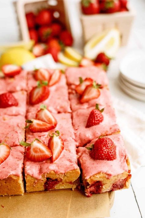 Strawberry Lemon Blondies Recipe Strawberry Lemon Desserts, Lemon Blondies Recipe, Strawberry Lemon Blondies, White Chocolate Blondies Recipe, Chocolate Blondies Recipe, Lemon Blondies, White Chocolate Blondies, Blondies Recipe, Strawberry Lemon