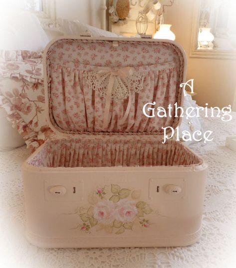 ~~~~A ROMANTIC COTTAGE GIVEAWAY~~~~ Vintage Train Case For Free Sheek Decor, Vintage Suitcase Decor, Painted Suitcase, Suitcase Decor, Shabby Sheek, Diy Suitcase, Vintage Train Case, Old Suitcases, Vintage Suitcases