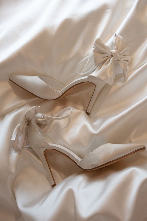 Bridal Shoes Aesthetic, Bow Bridal Shoes, White Dress Accessories, Heels Bow, Bow Aesthetic, White Bridal Shoes, Courthouse Wedding, Wedding Vibes, Bow Shoes