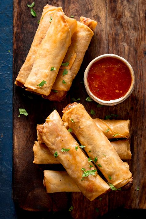 Spring Rolls Photography, Spring Roll Recipes, Easy Spring Rolls Recipe, Easy Spring Rolls, Veg Spring Rolls, Spring Roll Pastry, Thai Spring Rolls, Phyllo Dough Recipes, Baked Appetizers