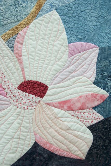 Magnolia Quilt, FMQ Quilting Flowers, Fabric Art Tutorials, Patch Aplique, Landscape Art Quilts, Quilted Table Runners Patterns, Flower Quilt, Flower Quilts, Applique Quilting, Pretty Quilt