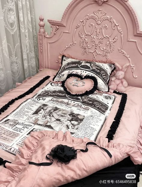 xiaohongshu aesthetic bed room inspo idea black pink dark coquette Monster High Bedroom, Black Bedroom Aesthetic, Pink House Interior, Monster High Room, Black Room Aesthetic, Draculaura Monster High, Black Bed Sheets, Royal Room, Gothic Room