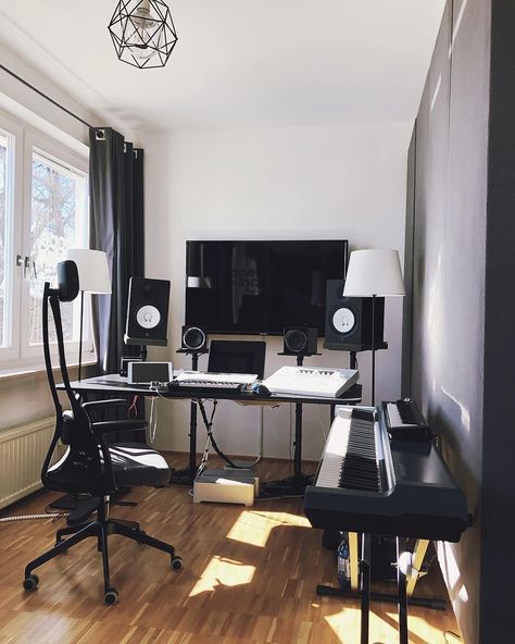 How to Transform a Spare Room into a Home Music Studio | Extra Space Storage Music Studio Room Home, Bedroom Recording Studio, Music Studio Bedroom, Bedroom Music Studio, Ruang Studio Musik, Studio Room Design, Music Room Office, Home Studio Design, Ruangan Studio