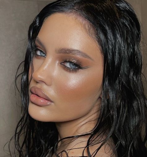 Wet Hair Look Smokey Eye, Wet Hair Aesthetic Photos, Wet Hair And Makeup Look, Wet Makeup Look Photoshoot, Dark Bronze Makeup, Wet Makeup Look Editorial, Beauty Poses Head Shots, Makeup Model Poses, Wet Hair Photoshoot Ideas At Home