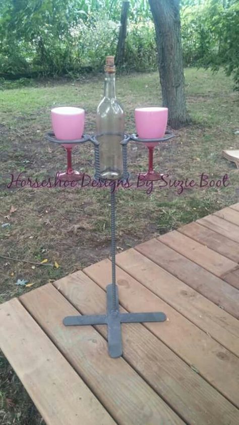 Horseshoe Wine Bottle and 2 wine glass holder https://www.facebook.com/horseshoedesignssb/ Drink Holder Diy, Outdoor Drink Holder, Horseshoe Ideas, Drink Stand, Welding Ideas, Horseshoe Projects, Melting Metal, Horseshoe Decor, Horseshoe Crafts