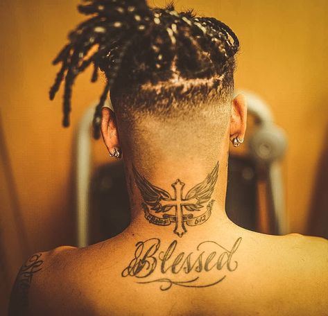 Neymar Neck Tattoo, Neymar Back, Wing Neck Tattoo, Back Neck Tattoo, Cross Tattoo Neck, Neymar Jr Tattoos, Blessed Tattoos, Tatuagem Masculina Pequena, Tattoo Posters