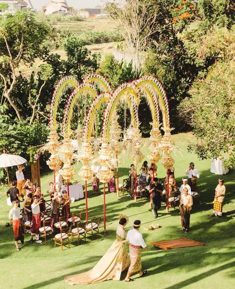 A BALINESE LOVE AFFAIR @wibflowers Indonesian Wedding Decoration, Balinese Wedding, Indonesian Wedding, Wedding Entrance, Wedding Stylist, Bali Wedding, Durga Puja, Wedding Mood, Tropical Decor