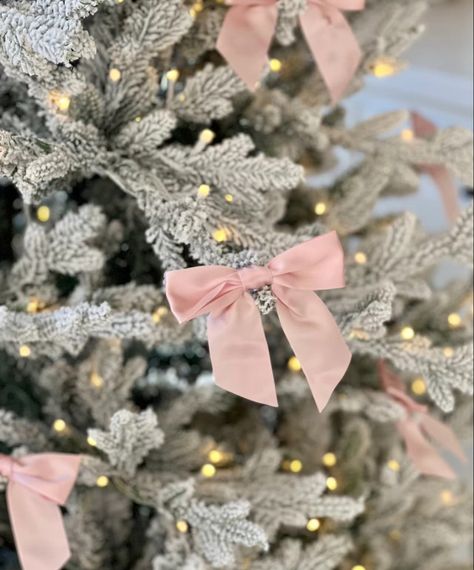 Christmas Aesthetic Pink, Christmas Decor To Make, Pink Christmas Table Setting, Frosted Ornaments, Pink Christmas Bedroom, Pink Christmas Table, Pink Christmas Background, Pink Taper Candles, Sugarplum Christmas