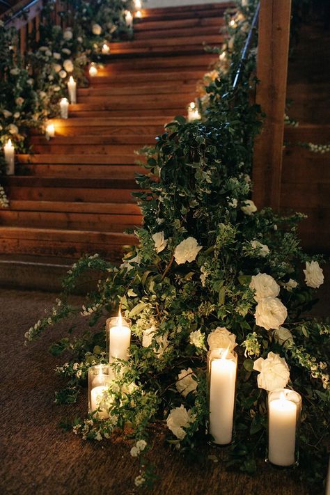 Classic Indoor Garden Wedding with Lush Greenery #hayleypaigeweddingdresses #indoorgardenwedding #romanticweddinglighting #classicweddingflowers Callanwolde Wedding, Wedding Staircase, Classic Wedding Flowers, Wedding Wallpaper, Hayley Paige Wedding Dress, Indoor Garden Wedding, Deco Champetre, Wedding Greenery, Garden Wedding Reception