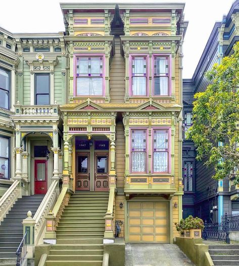 San Francisco Architecture Victorian, San Francisco Townhouse, San Francisco Victorian Houses, San Francisco Architecture, Queen Anne House, Elevator Design, Colourful Buildings, Gothic Home Decor, Gothic House