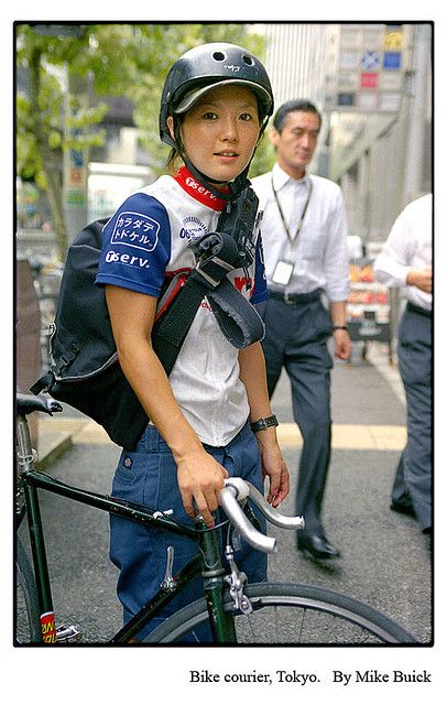 Bike courier, Tokyo, Japan "Bicycle messenger girl"http://franchise.avenue.eu.com/ Bicycle Messenger, Urban Bike Style, Bike Courier, Cool Bike Helmets, Bike Messenger, Fixed Bike, Urban Bike, Cycle Chic, Fixie Bike