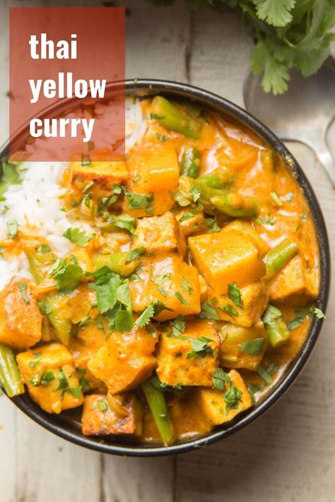 Vegan Yellow Curry, Curry With Potatoes, Thai Yellow Curry, Potatoes Green Beans, Curry Recipes Vegetarian, Tofu Curry, Dinner Vegan, Yellow Curry, Vegan Entree