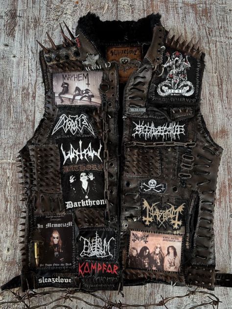 Metal Head Jacket, Metal Vest Outfit, Battle Jackets Metal, Metal Patches Jacket, Black Metal Jacket, Battle Vest Punk, Black Metal Battle Jacket, Battle Jacket Back Patch, Metal Head Style