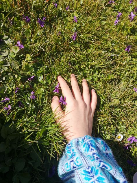 why is hand in grass? who knows. hand is in grass though. Touch Grass Genshin, Person Laying In Grass Reference, Lying Down In Grass Aesthetic, Touching Grass Aesthetic, Sky Grass Dirt Handwriting, Feet In Grass Grounding, Free Soul, Hand Reference, Oc Stuff