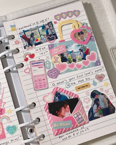 Photos Album Aesthetic, How To Scrapbook Journal, Journaling Inspo Ideas, Binder Journal Ideas, Notebook With Stickers, Deco Journal, Kpop Journal, Bulletin Journal Ideas, Pretty Journals