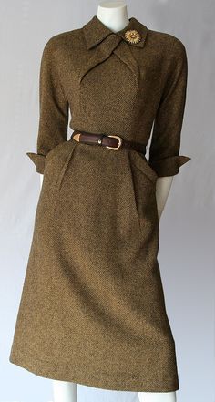 Vintage tweed dress Figure Fashion, Extra Petite, Curvy Style, Petite Style, Fashion Petite, Look Retro, Elegant Outfits, Fashion 1950s, Dream Dresses