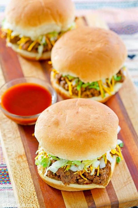 Taco Bell Bell Beefer is a tasty sandwich with taco seasoned ground beef, taco sauce, cheese, onions, and lettuce. Get the easy copycat recipe and find out how to make the best sandwich with Mexican flavors. This Bellburger is a loose meat sandwich like sloppy joes with taco seasoning. #sandwichrecipes #groundbeefrecipes #sloppyjoerecipe #tacobell #copycat #copycatrecipe Taco Bueno Copycat Ground Beef, Chili Burger, Loose Meat, Taco Burger, Ground Beef Taco, Loose Meat Sandwiches, Taco Bell Recipes, Mexican Flavors, Pita Pockets