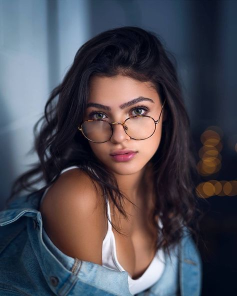 Female Portrait Photography, Pose Portrait, Pose Fotografi, Photographie Portrait Inspiration, Model Pose, Portrait Photography Women, Self Portrait Photography, Creative Portrait Photography, Portrait Photos