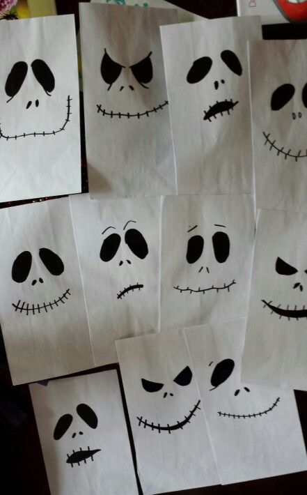 I bought plain white bags at the party store and drew on the mamy faces of Jack with a sharpie. Nightmare before Christmas goodie bags #nightmarebeforechristmas Christmas Goodie Bags, Dekorasi Halloween, Uhyggelig Halloween, Nightmare Before Christmas Halloween, Adornos Halloween, Halloween Treat Bags, Party Store, Birthday Halloween Party, Halloween 2019